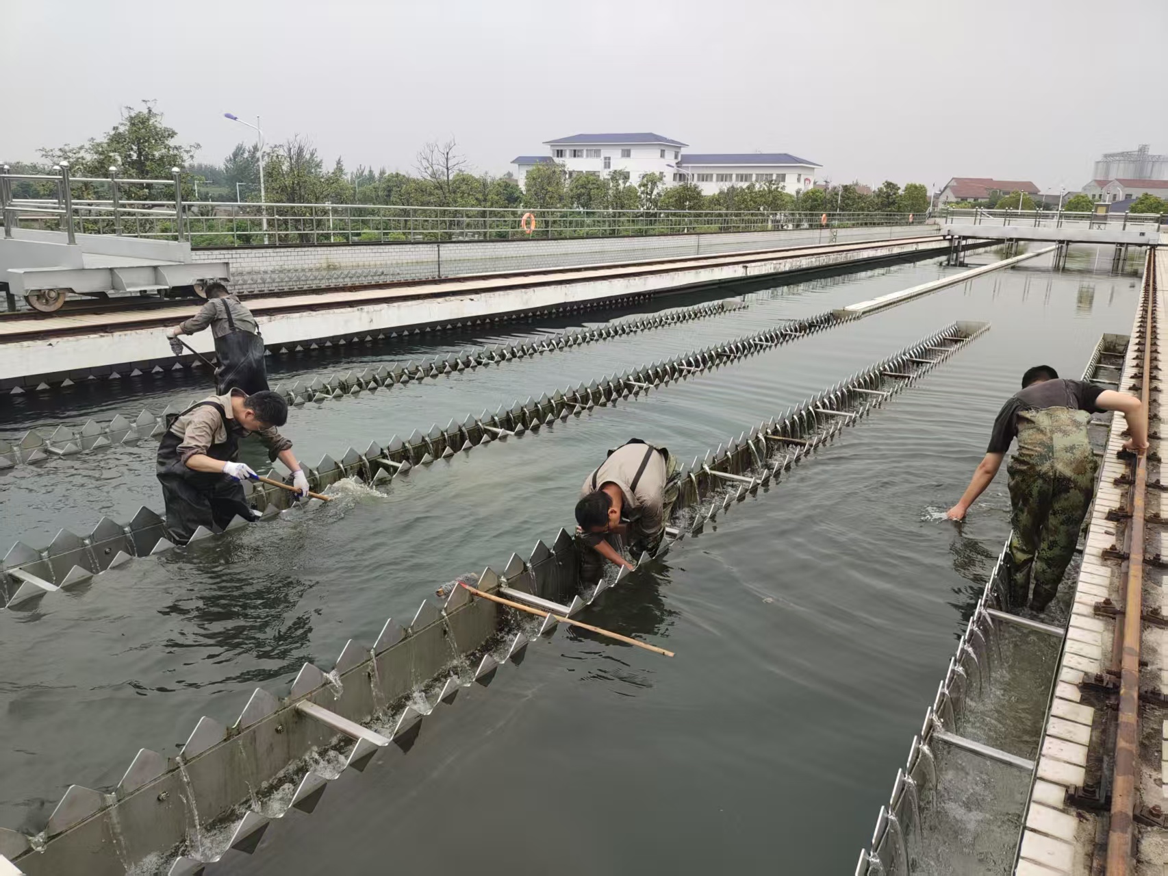 公司錯峰清洗水廠水池，確保水質(zhì)安全達標(biāo)
